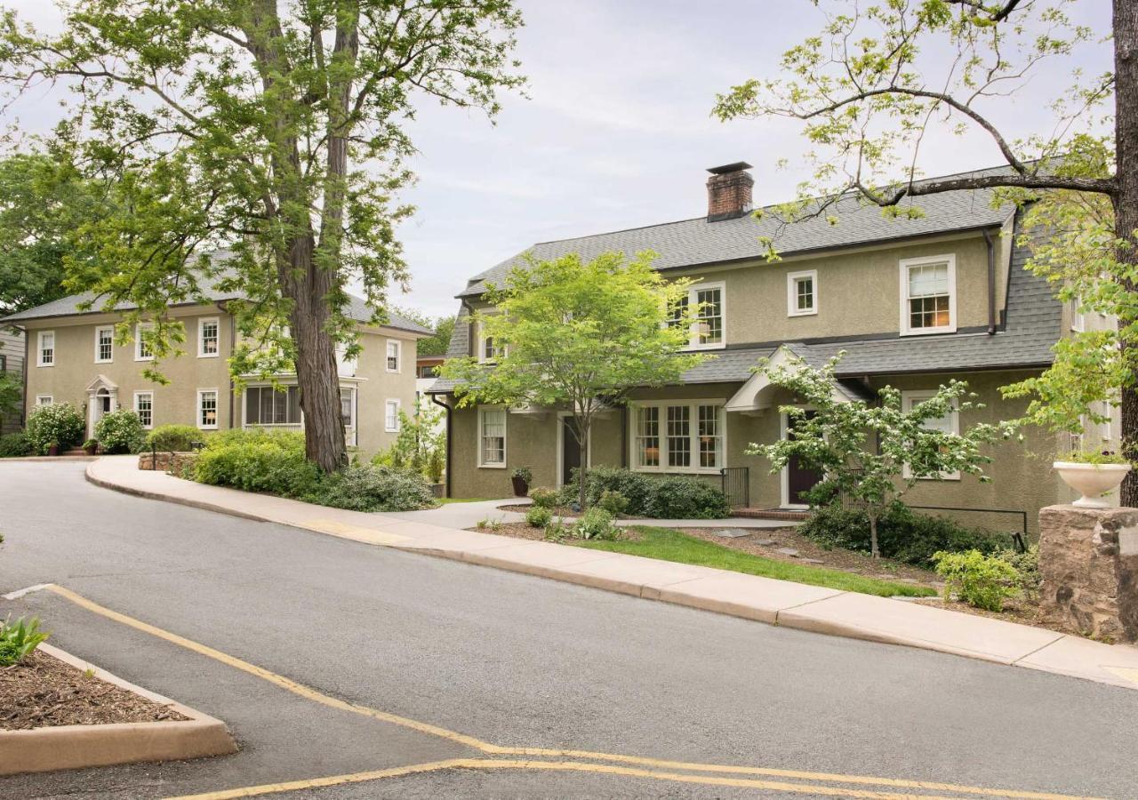 Oakhurst Inn At The University Шарлотсвил Екстериор снимка