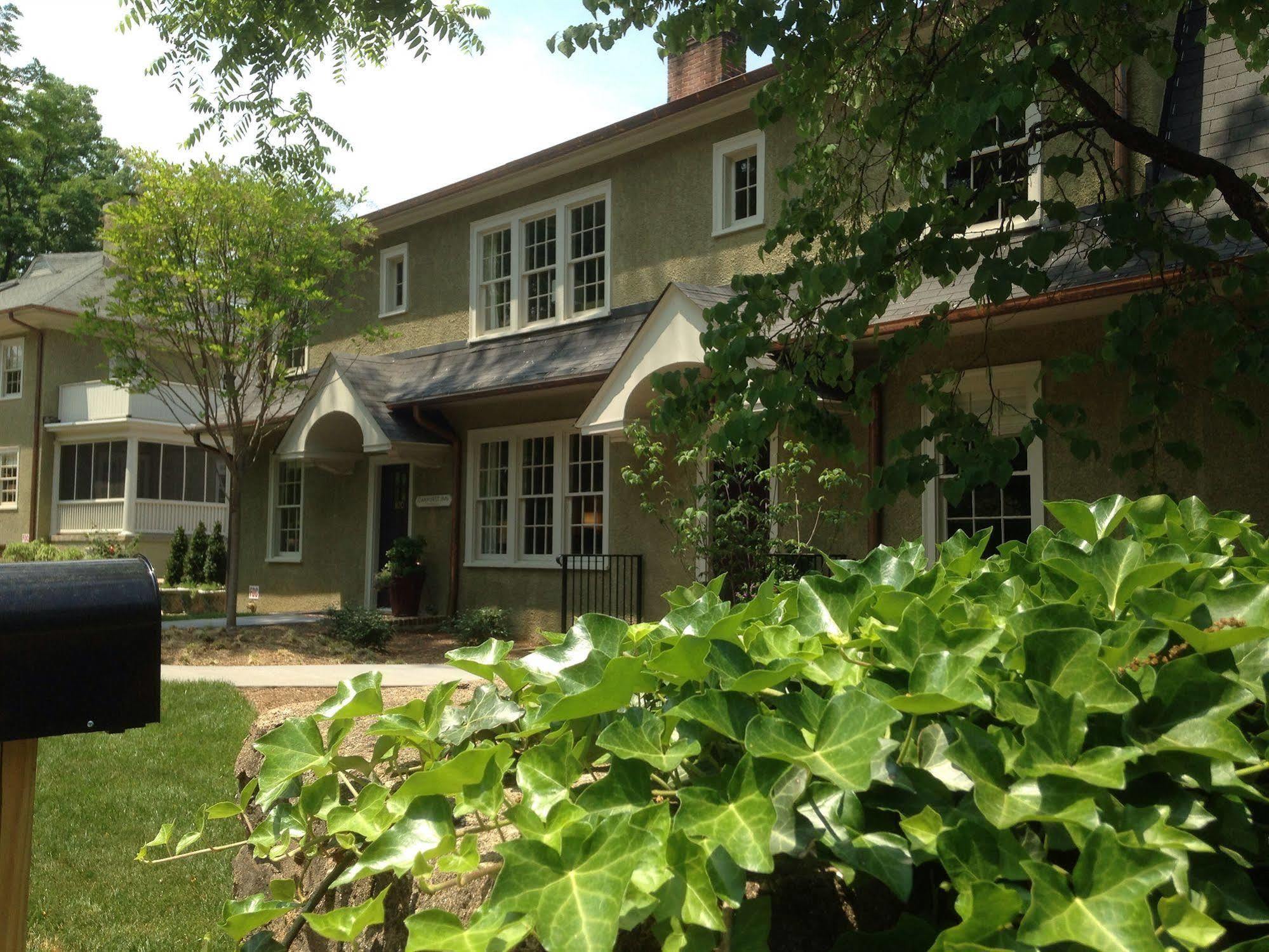 Oakhurst Inn At The University Шарлотсвил Екстериор снимка